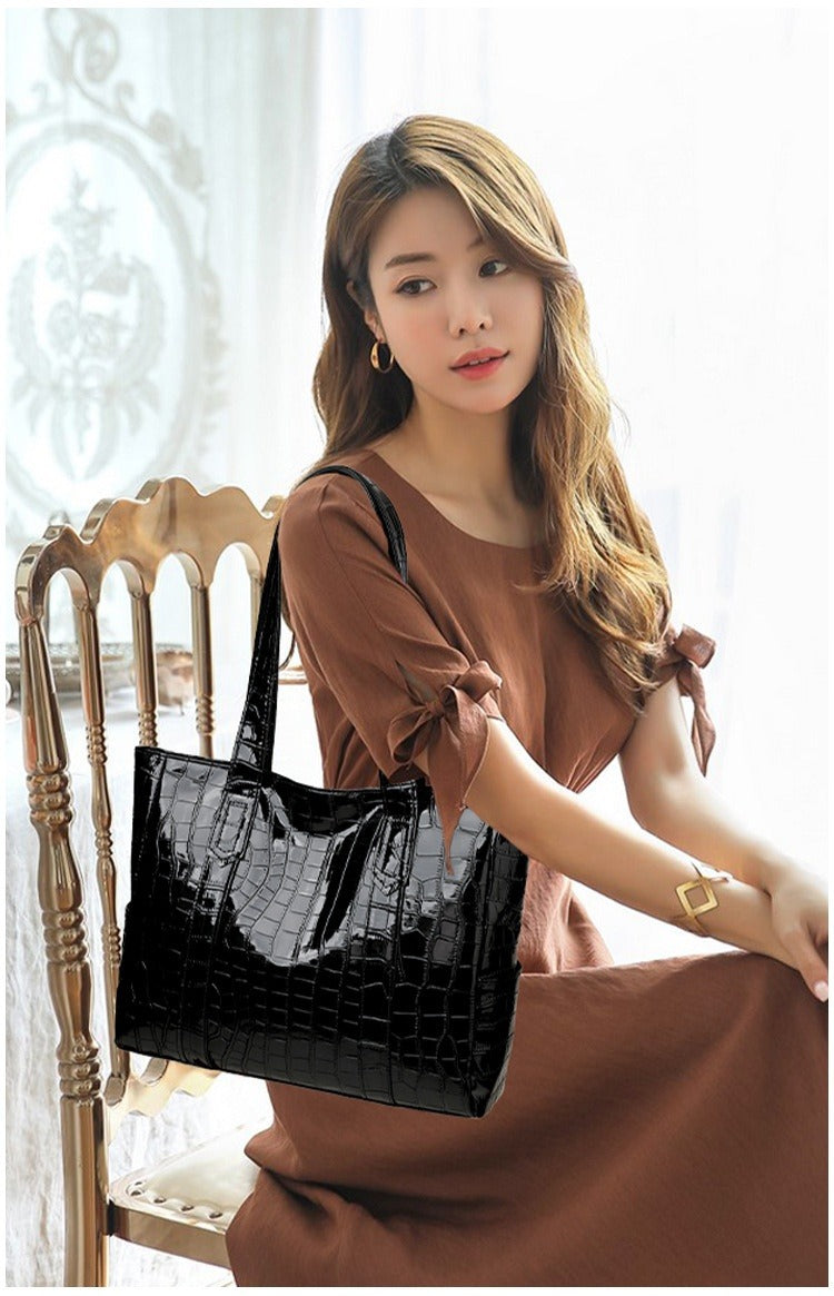 Croc-Effect Faux-Leather Tote Bag – Women – Black – worn