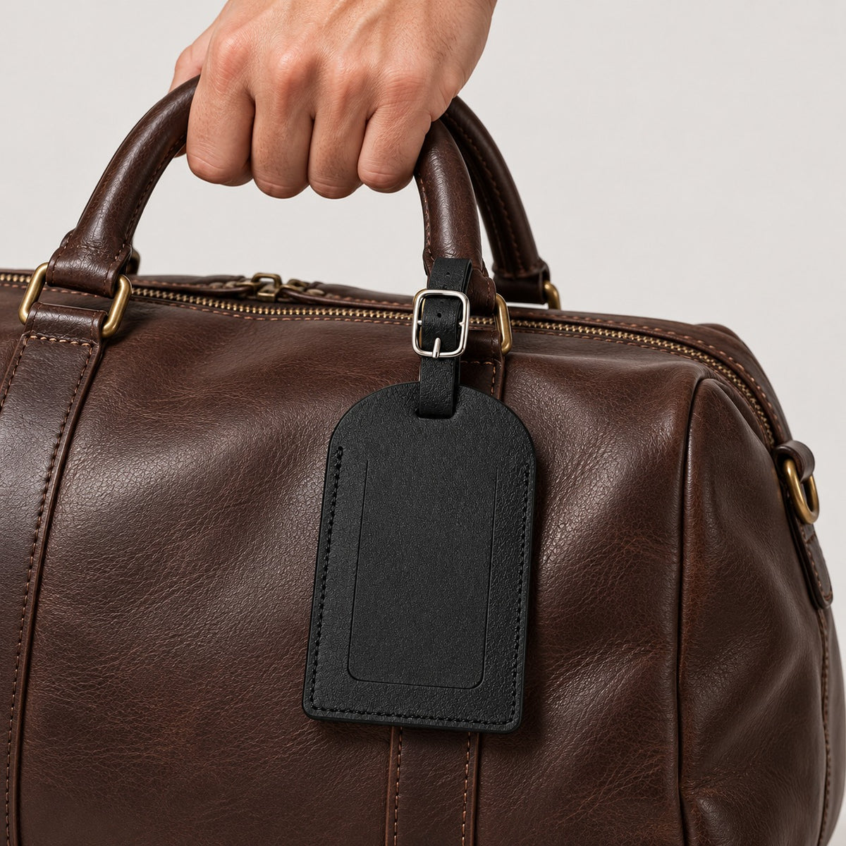 Leather-Look Luggage Tag, Privacy Flap – Men – Black – worn