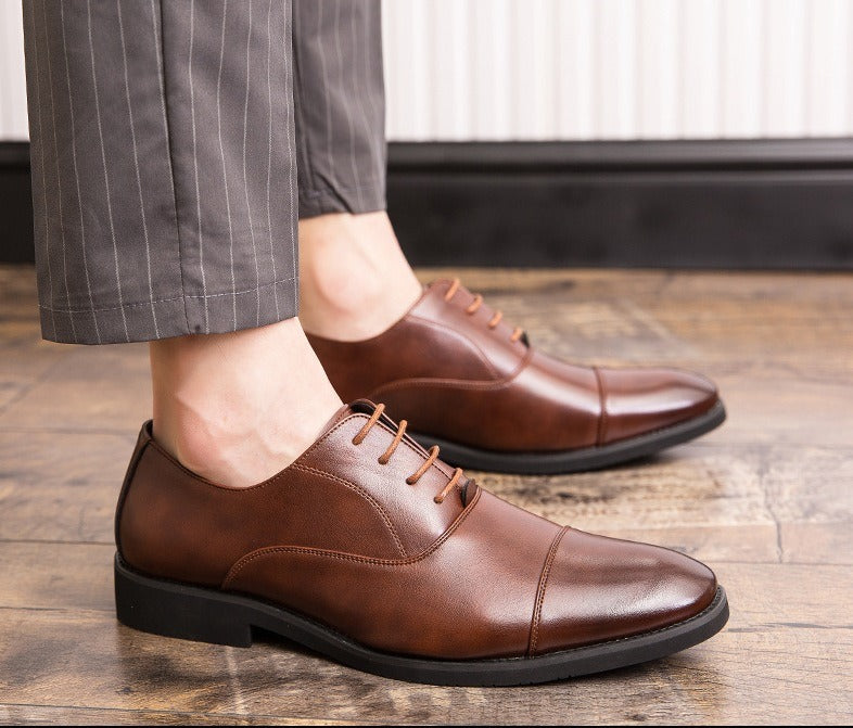Cap-Toe Oxford Shoes, Leather-Look – Men – Brown – worn, side