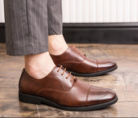 Cap-Toe Oxford Shoes, Leather-Look – Men – Brown – worn, side